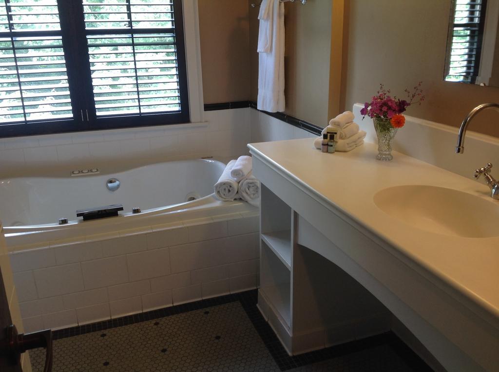 Om Sanctuary Holistic Retreat Hotell Asheville Exteriör bild