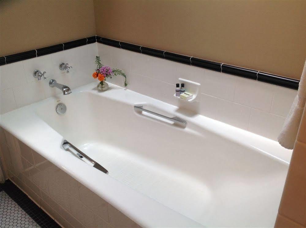 Om Sanctuary Holistic Retreat Hotell Asheville Exteriör bild